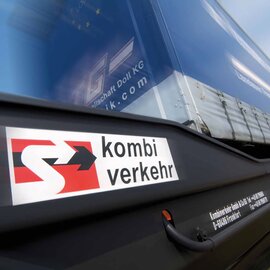 Nahaufnahme des Kombiverkehr-Logos an der Seite eines Güterzugcontainers. | © Kombiverkehr