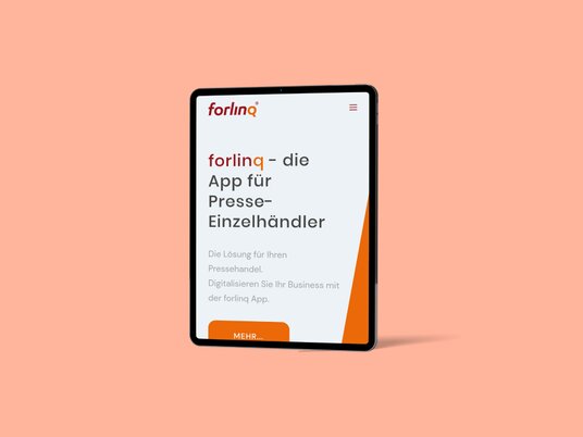 Ein Tablet, auf dem eine forlinQ App-Kundenreferenz aus dem Portfolio der Krankikom GmbH präsentiert wird.