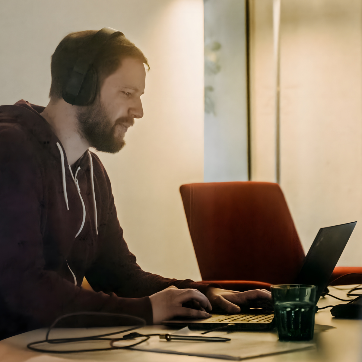 Focused work on a laptop in the office. | © Photo: Ilja Kagan, 2022 Man with headphones working focused on a laptop at a desk in the office. | © Photo: Ilja Kagan, 2022